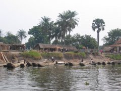 刚果河边的独木舟和民居